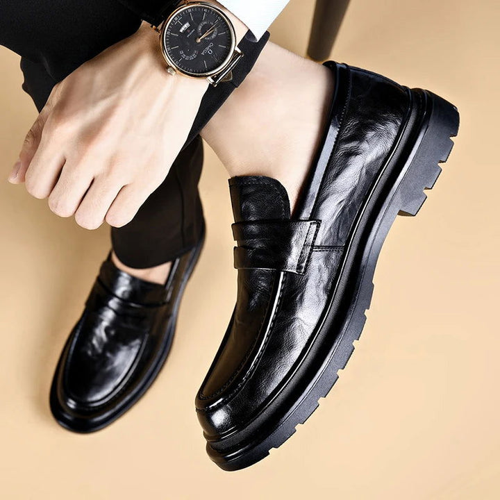 "Mocassins homme en cuir verni noir, élégants avec semelle antidérapante, style slip-on pour confort et classe."