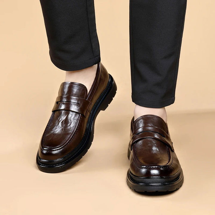 "Mocassins homme en cuir verni noir, élégants avec semelle antidérapante, style slip-on pour confort et classe."