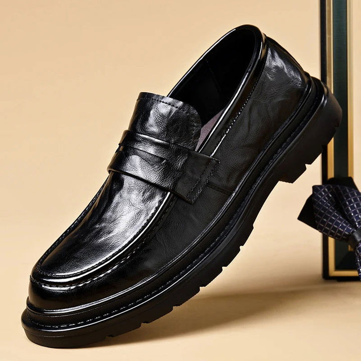 "Mocassins homme en cuir verni noir, élégants avec semelle antidérapante, style slip-on pour confort et classe."