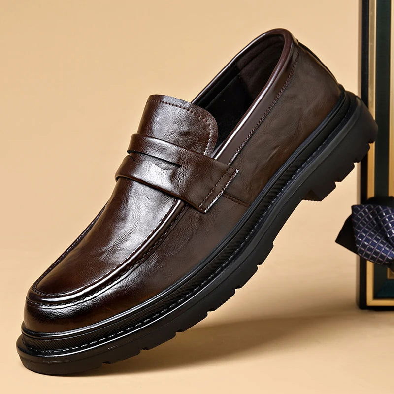 "Mocassins homme en cuir verni noir, élégants avec semelle antidérapante, style slip-on pour confort et classe."