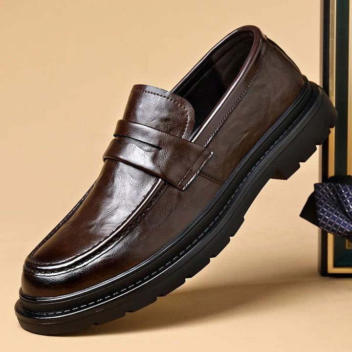"Mocassins homme en cuir verni noir, élégants avec semelle antidérapante, style slip-on pour confort et classe."