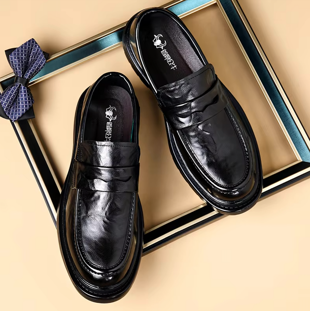 "Mocassins homme en cuir verni noir, élégants avec semelle antidérapante, style slip-on pour confort et classe."