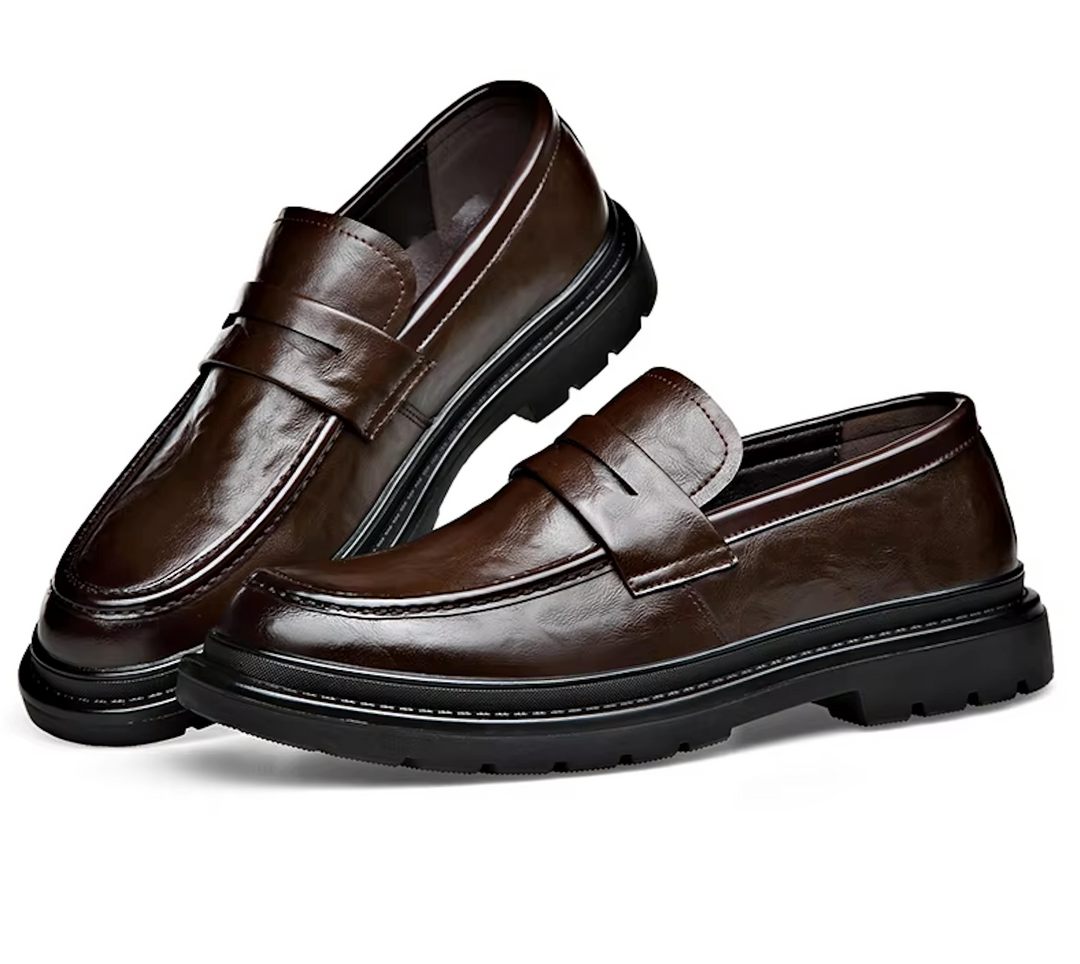 "Mocassins homme en cuir verni noir, élégants avec semelle antidérapante, style slip-on pour confort et classe."