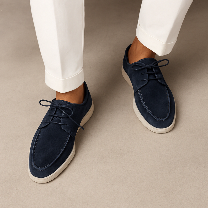 "Mocassins homme en daim beige à lacets, texture veloutée et élégante, parfaits pour un style sophistiqué et confortable."
