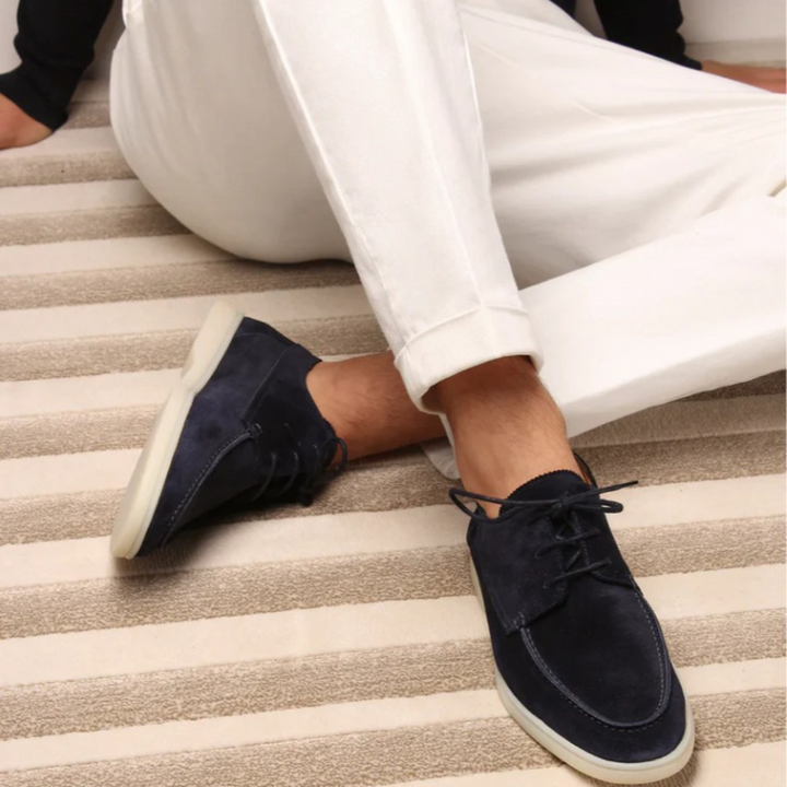 "Mocassins homme en daim beige à lacets, texture veloutée et élégante, parfaits pour un style sophistiqué et confortable."