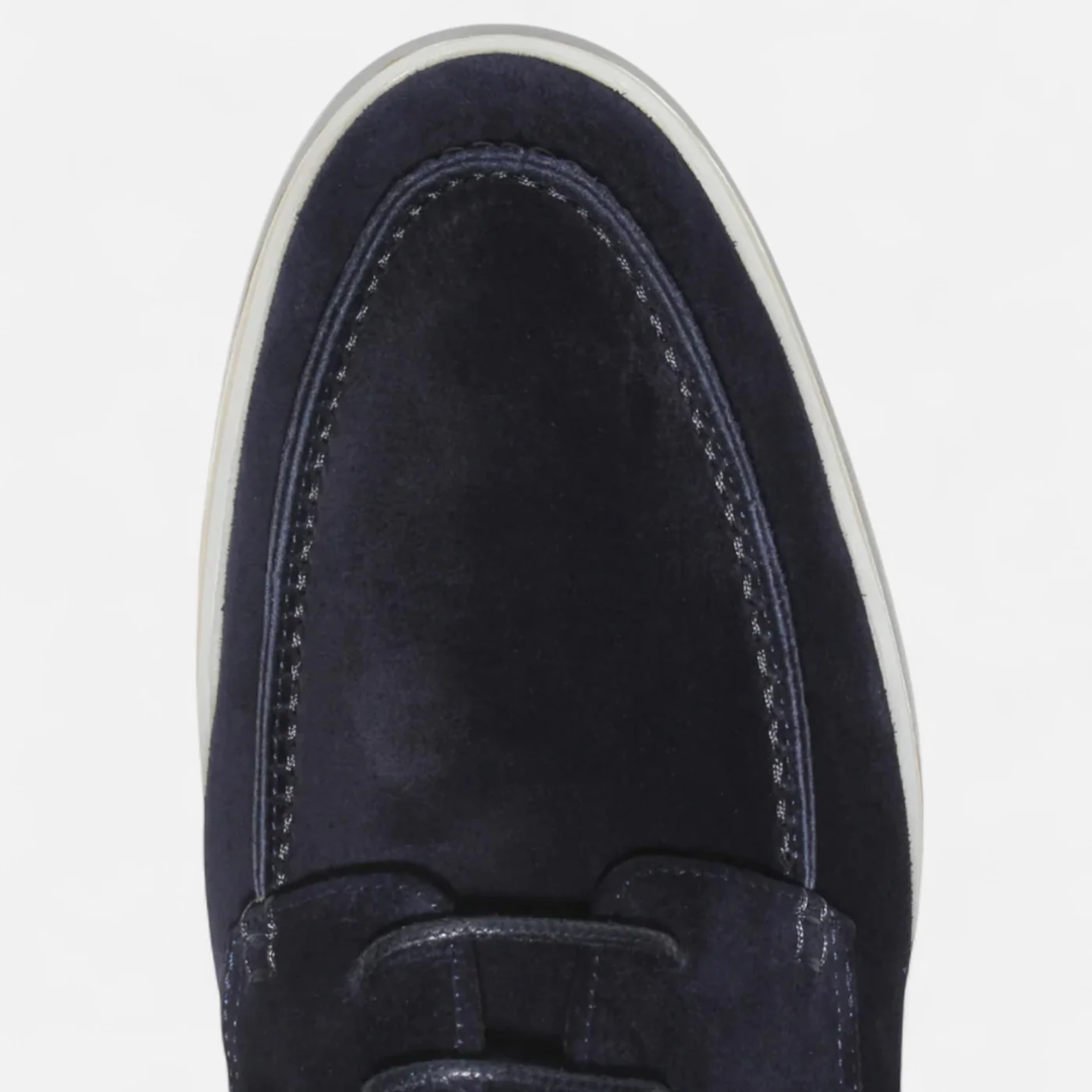 "Mocassins homme en daim beige à lacets, texture veloutée et élégante, parfaits pour un style sophistiqué et confortable."