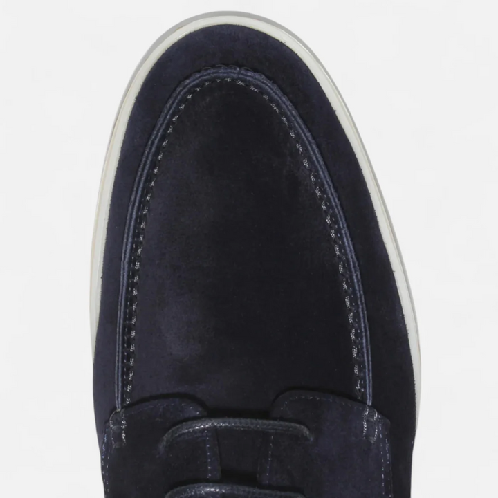 "Mocassins homme en daim beige à lacets, texture veloutée et élégante, parfaits pour un style sophistiqué et confortable."