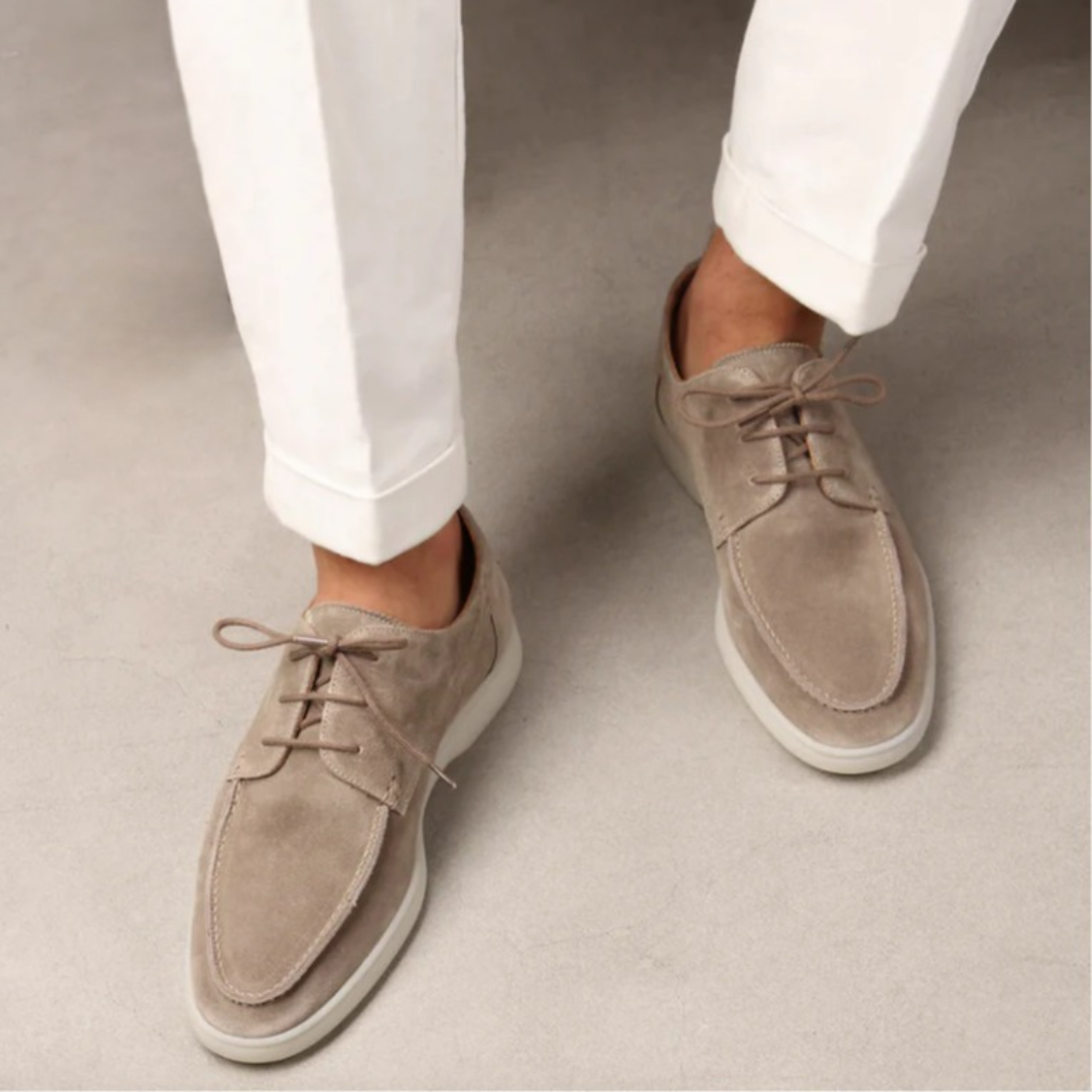 "Mocassins homme en daim beige à lacets, texture veloutée et élégante, parfaits pour un style sophistiqué et confortable."