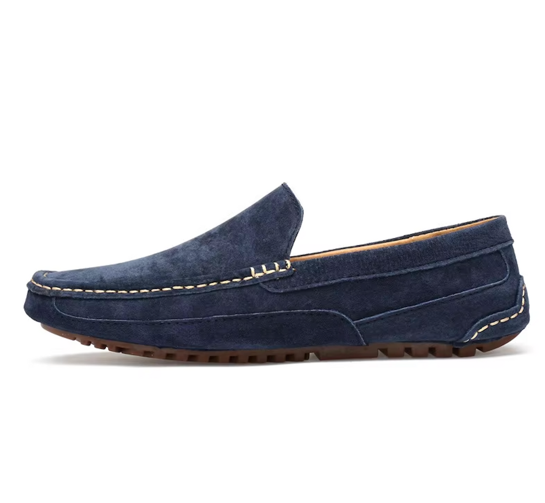 "Mocassins homme en daim, confortables et élégants, silhouette soignée avec semelle souple pour un style quotidien."