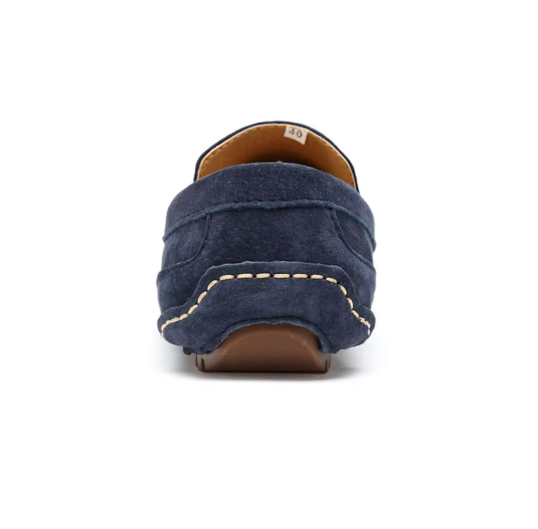 "Mocassins homme en daim, confortables et élégants, silhouette soignée avec semelle souple pour un style quotidien."