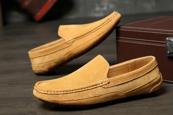 "Mocassins homme en daim, confortables et élégants, silhouette soignée avec semelle souple pour un style quotidien."