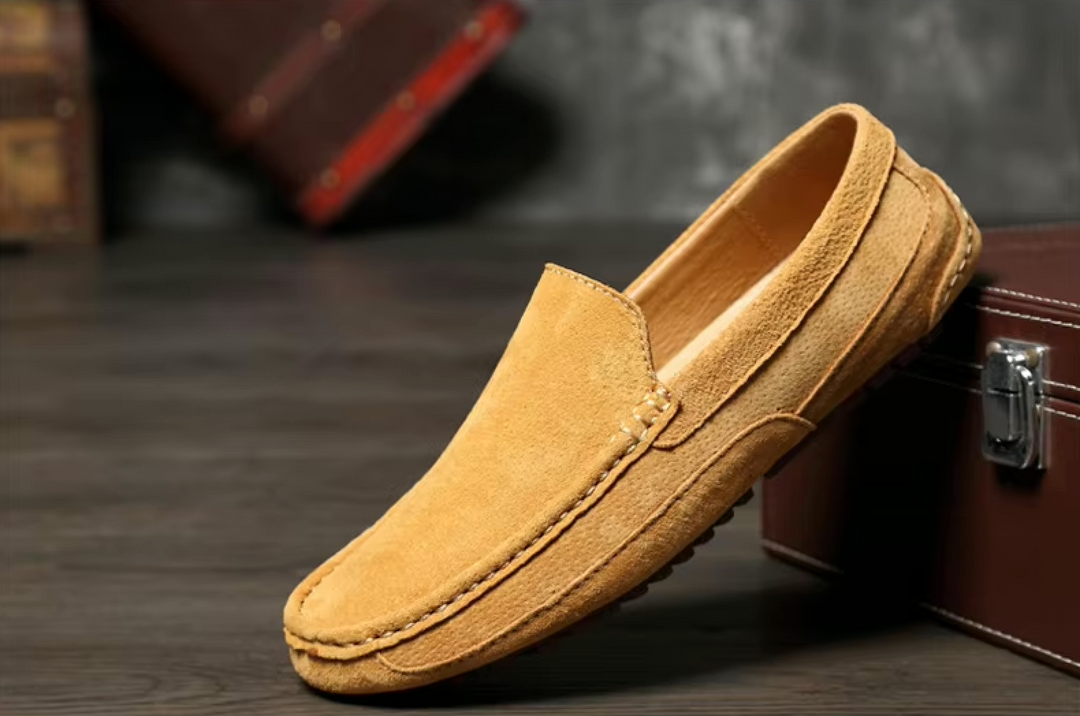 "Mocassins homme en daim, confortables et élégants, silhouette soignée avec semelle souple pour un style quotidien."