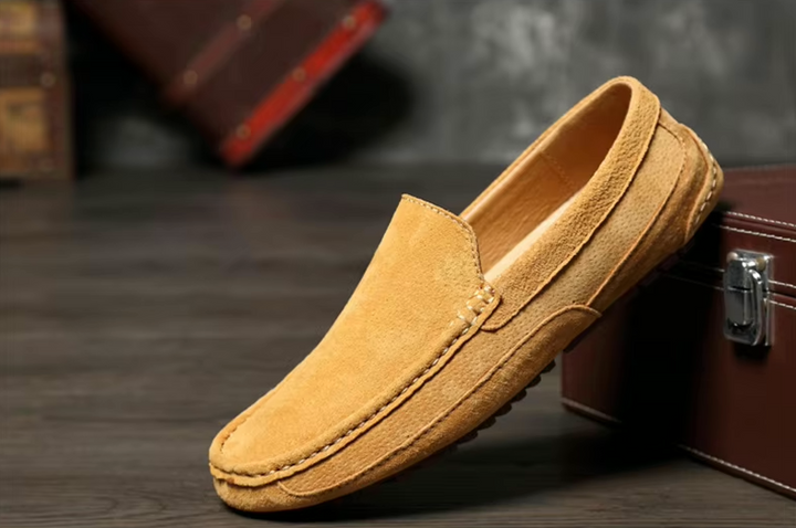 "Mocassins homme en daim, confortables et élégants, silhouette soignée avec semelle souple pour un style quotidien."