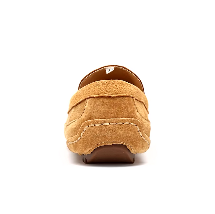 "Mocassins homme en daim, confortables et élégants, silhouette soignée avec semelle souple pour un style quotidien."