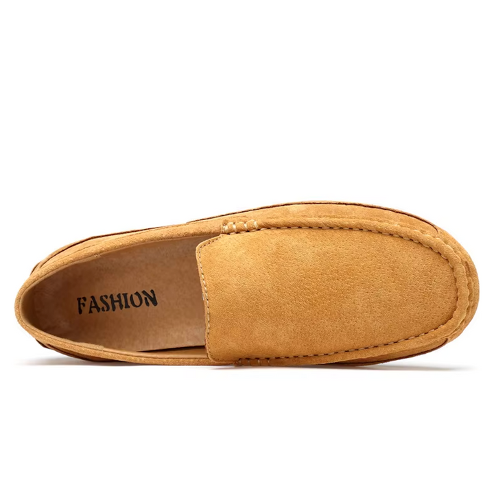 "Mocassins homme en daim, confortables et élégants, silhouette soignée avec semelle souple pour un style quotidien."