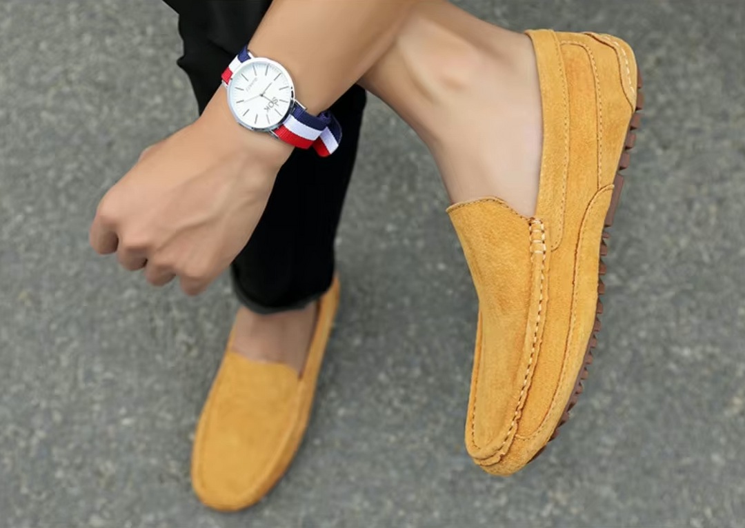 "Mocassins homme en daim, confortables et élégants, silhouette soignée avec semelle souple pour un style quotidien."