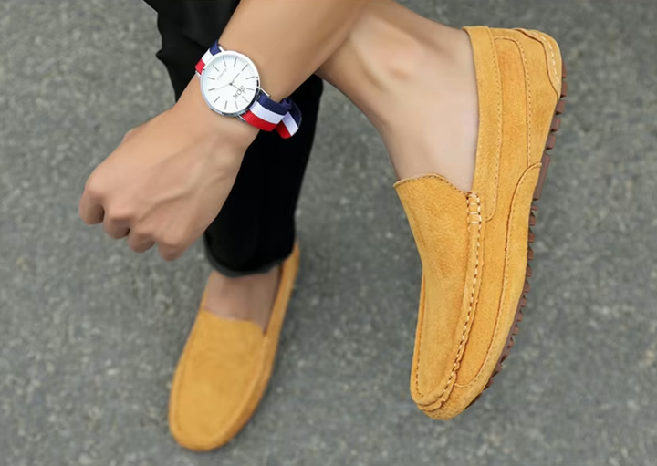 "Mocassins homme en daim, confortables et élégants, silhouette soignée avec semelle souple pour un style quotidien."
