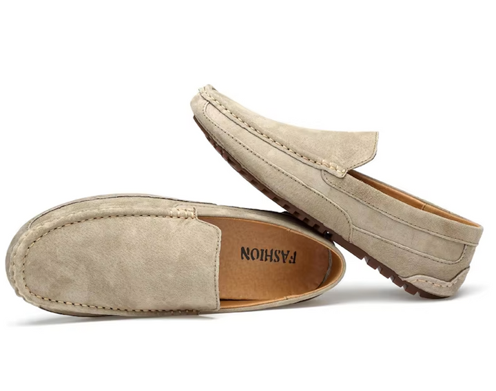 "Mocassins homme en daim, confortables et élégants, silhouette soignée avec semelle souple pour un style quotidien."