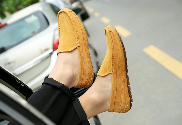 "Mocassins homme en daim, confortables et élégants, silhouette soignée avec semelle souple pour un style quotidien."
