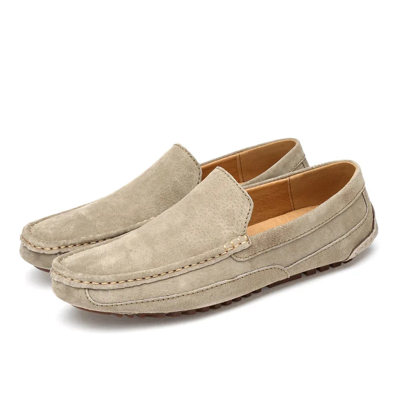 "Mocassins homme en daim, confortables et élégants, silhouette soignée avec semelle souple pour un style quotidien."