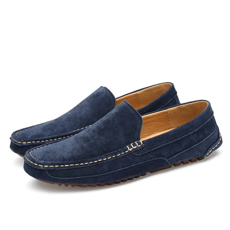 "Mocassins homme en daim, confortables et élégants, silhouette soignée avec semelle souple pour un style quotidien."