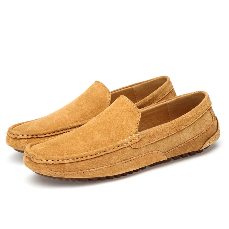 "Mocassins homme en daim, confortables et élégants, silhouette soignée avec semelle souple pour un style quotidien."
