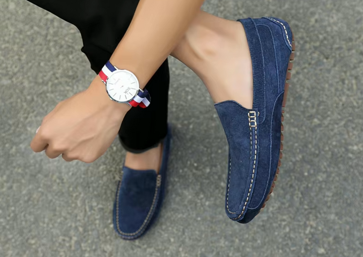 "Mocassins homme en daim, confortables et élégants, silhouette soignée avec semelle souple pour un style quotidien."