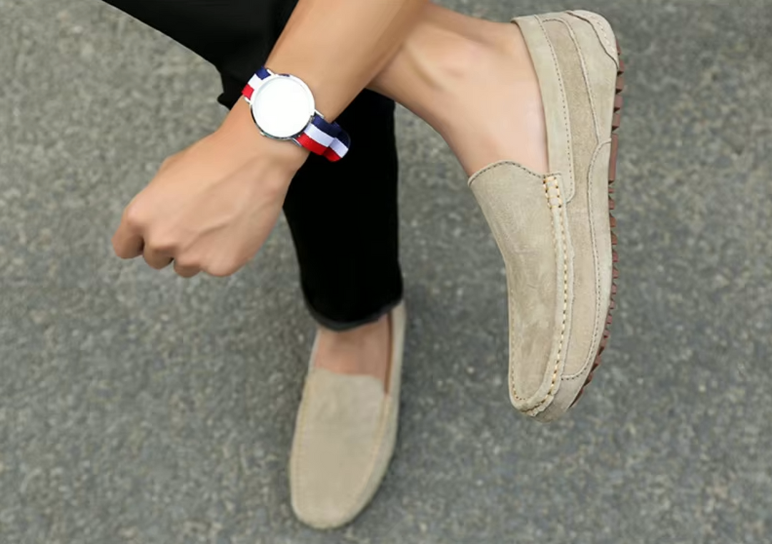 "Mocassins homme en daim, confortables et élégants, silhouette soignée avec semelle souple pour un style quotidien."