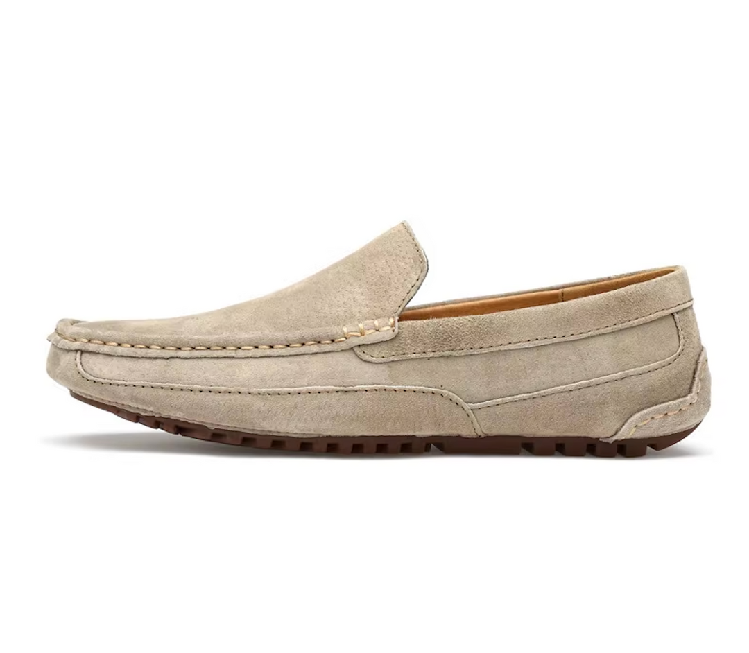 "Mocassins homme en daim, confortables et élégants, silhouette soignée avec semelle souple pour un style quotidien."