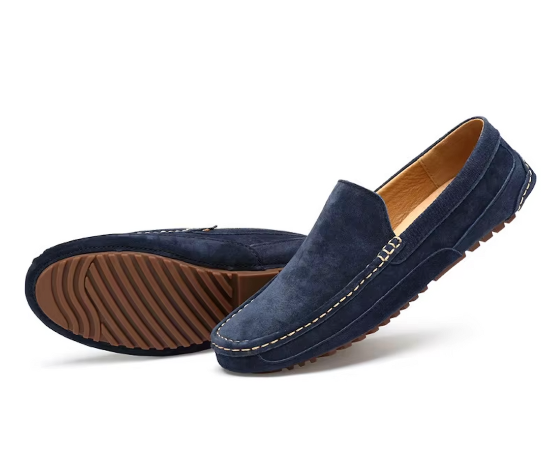 "Mocassins homme en daim, confortables et élégants, silhouette soignée avec semelle souple pour un style quotidien."