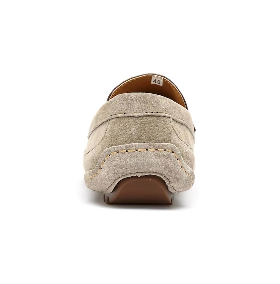 "Mocassins homme en daim, confortables et élégants, silhouette soignée avec semelle souple pour un style quotidien."