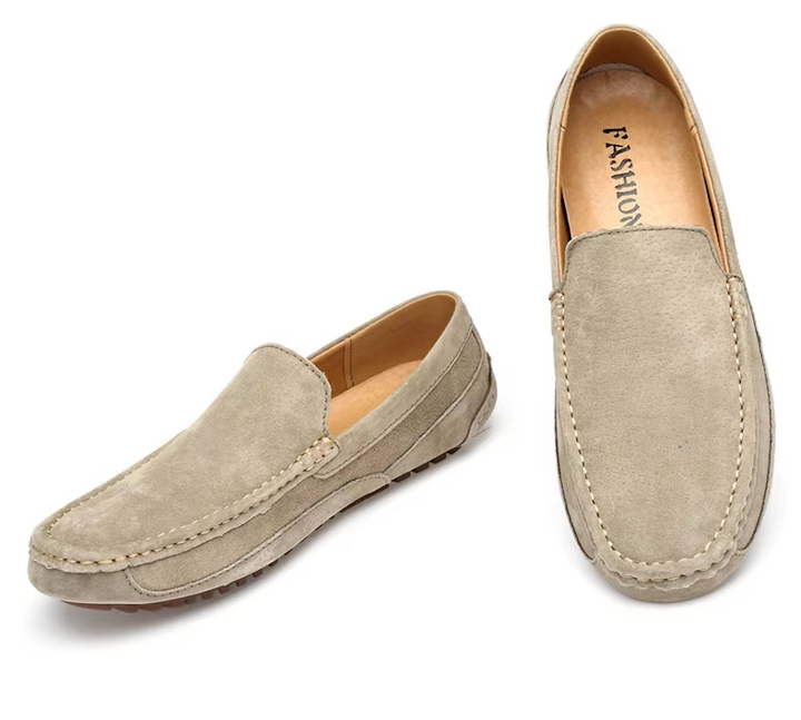 "Mocassins homme en daim, confortables et élégants, silhouette soignée avec semelle souple pour un style quotidien."