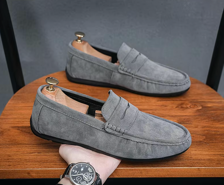 "Mocassins homme en daim élégant marron, semelle antidérapante, confort quotidien, style classique, respirant et amortissant.