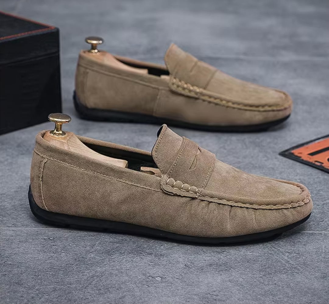 "Mocassins homme en daim élégant marron, semelle antidérapante, confort quotidien, style classique, respirant et amortissant.