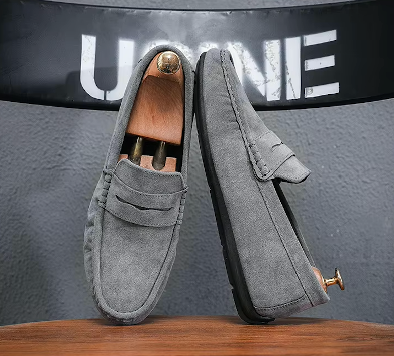 "Mocassins homme en daim élégant marron, semelle antidérapante, confort quotidien, style classique, respirant et amortissant.