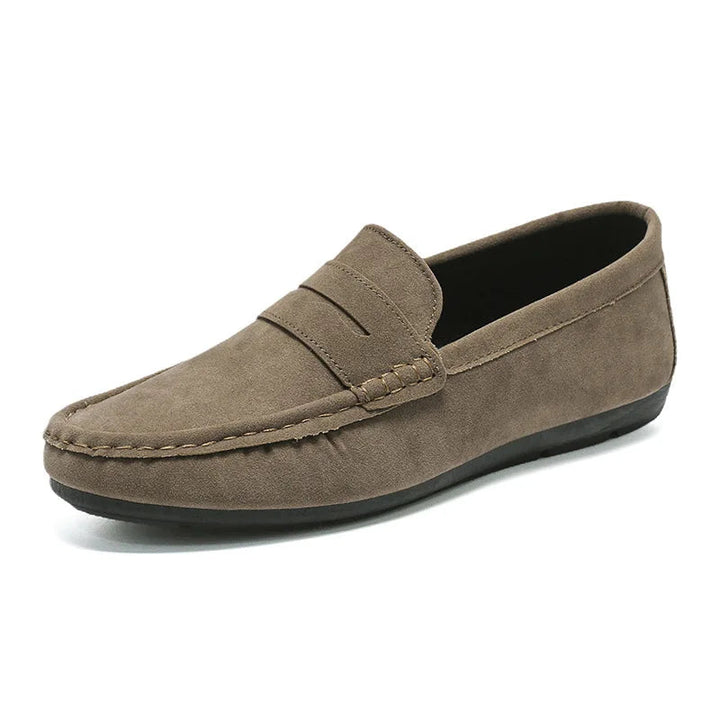 "Mocassins homme en daim élégant marron, semelle antidérapante, confort quotidien, style classique, respirant et amortissant.
