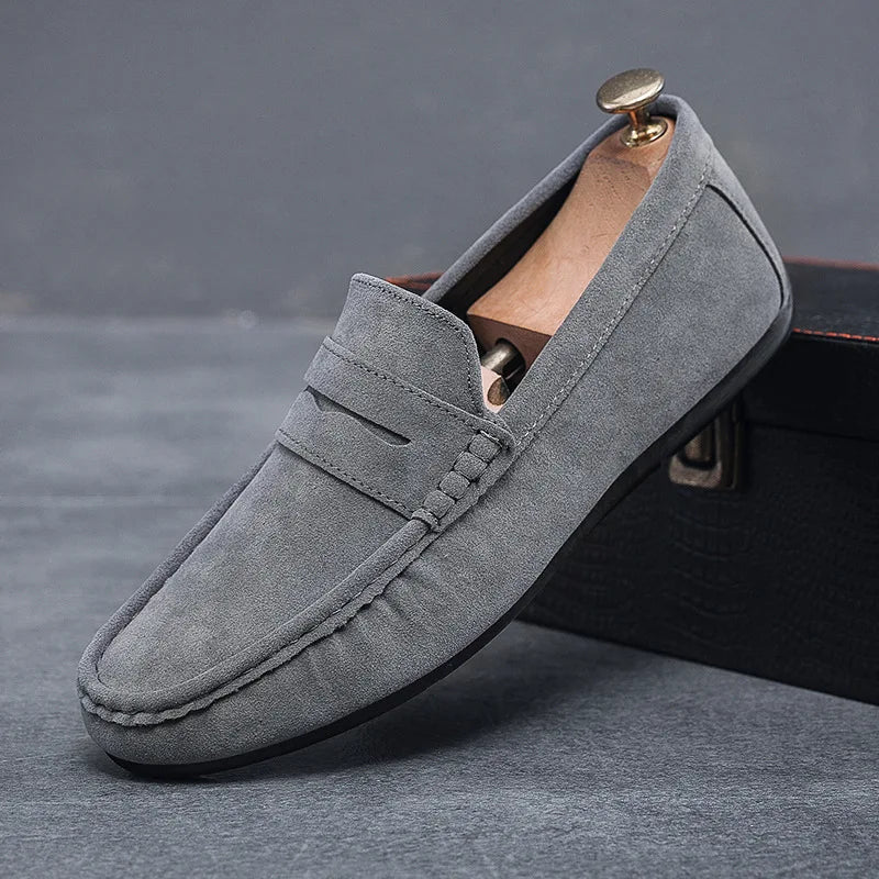 "Mocassins homme en daim élégant marron, semelle antidérapante, confort quotidien, style classique, respirant et amortissant.