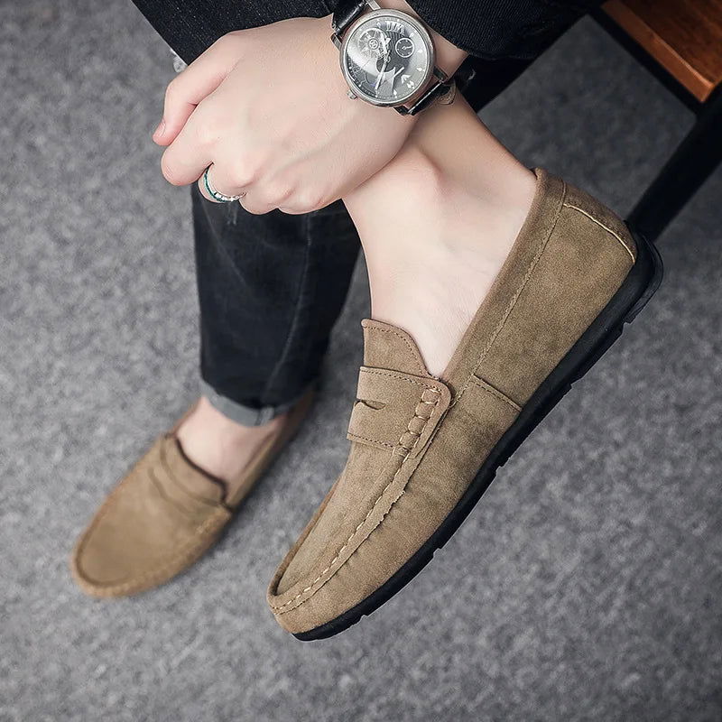 "Mocassins homme en daim élégant marron, semelle antidérapante, confort quotidien, style classique, respirant et amortissant.