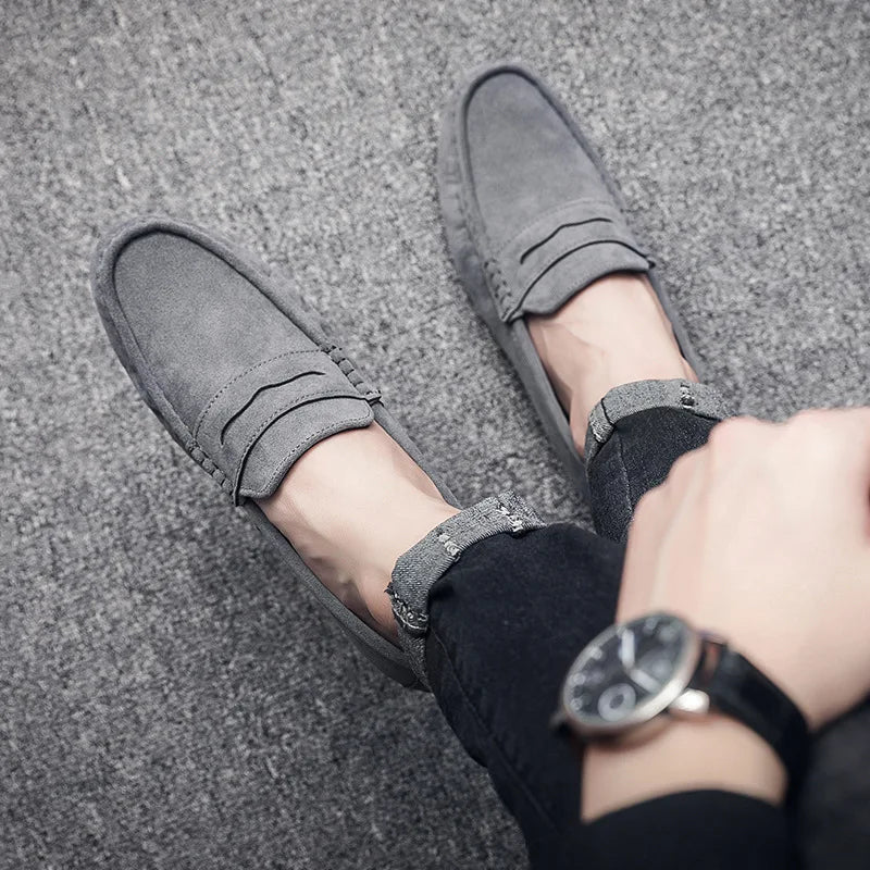 "Mocassins homme en daim élégant marron, semelle antidérapante, confort quotidien, style classique, respirant et amortissant.
