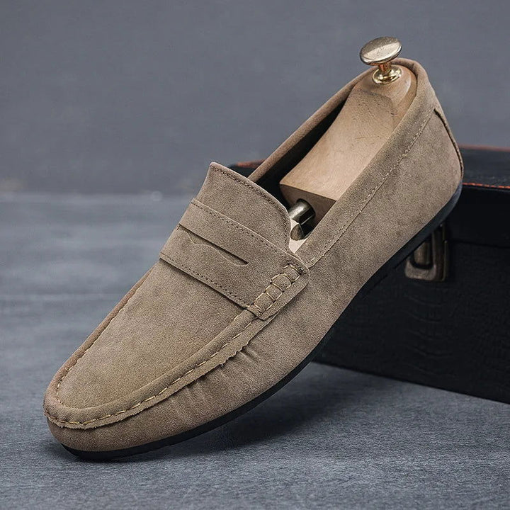 "Mocassins homme en daim élégant marron, semelle antidérapante, confort quotidien, style classique, respirant et amortissant.