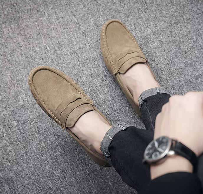 "Mocassins homme en daim élégant marron, semelle antidérapante, confort quotidien, style classique, respirant et amortissant.