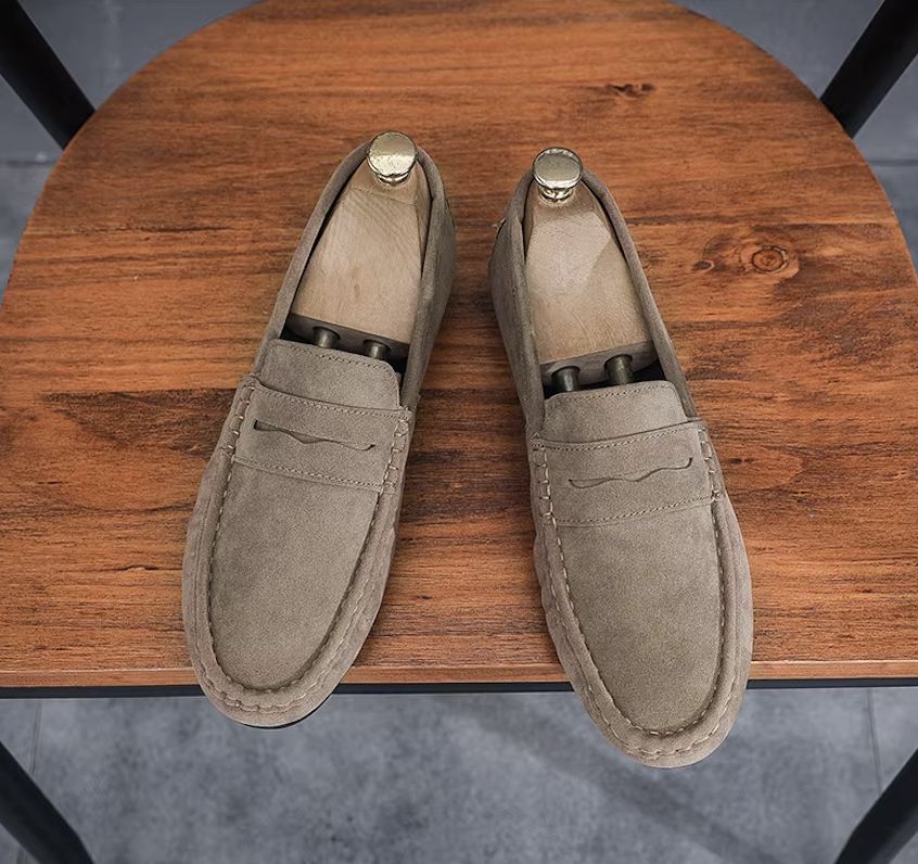 "Mocassins homme en daim élégant marron, semelle antidérapante, confort quotidien, style classique, respirant et amortissant.