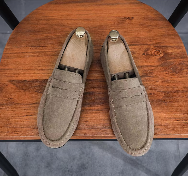 "Mocassins homme en daim élégant marron, semelle antidérapante, confort quotidien, style classique, respirant et amortissant.