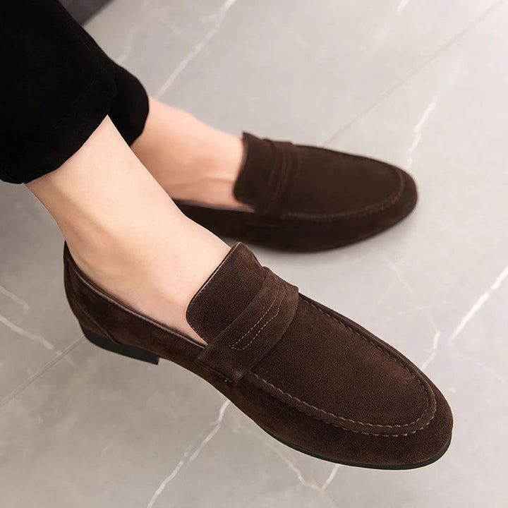 "Mocassins homme en daim premium avec semelle amortissante, élégants et confortables pour un style chic et décontracté."