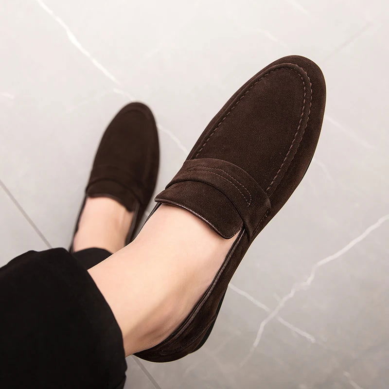 "Mocassins homme en daim premium avec semelle amortissante, élégants et confortables pour un style chic et décontracté."