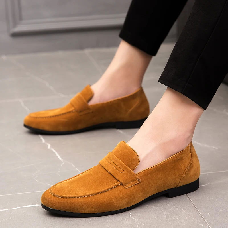 "Mocassins homme en daim premium avec semelle amortissante, élégants et confortables pour un style chic et décontracté."