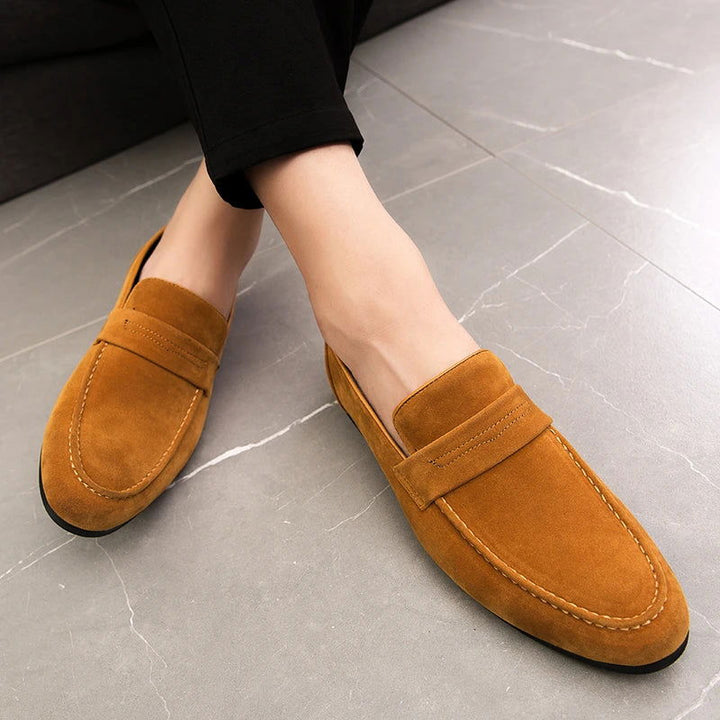 "Mocassins homme en daim premium avec semelle amortissante, élégants et confortables pour un style chic et décontracté."