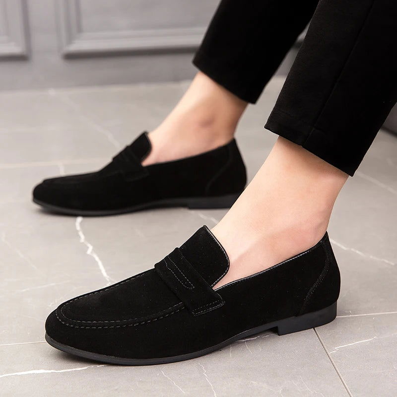 "Mocassins homme en daim premium avec semelle amortissante, élégants et confortables pour un style chic et décontracté."