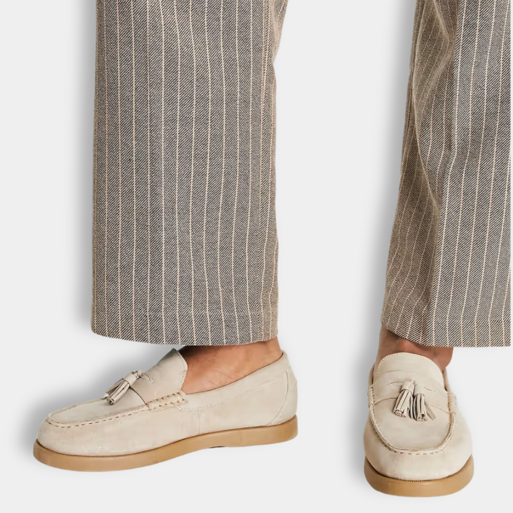 "Mocassins hommes élégants avec pampilles, cuir lisse marron, design épuré pour un style sophistiqué et confortable."
