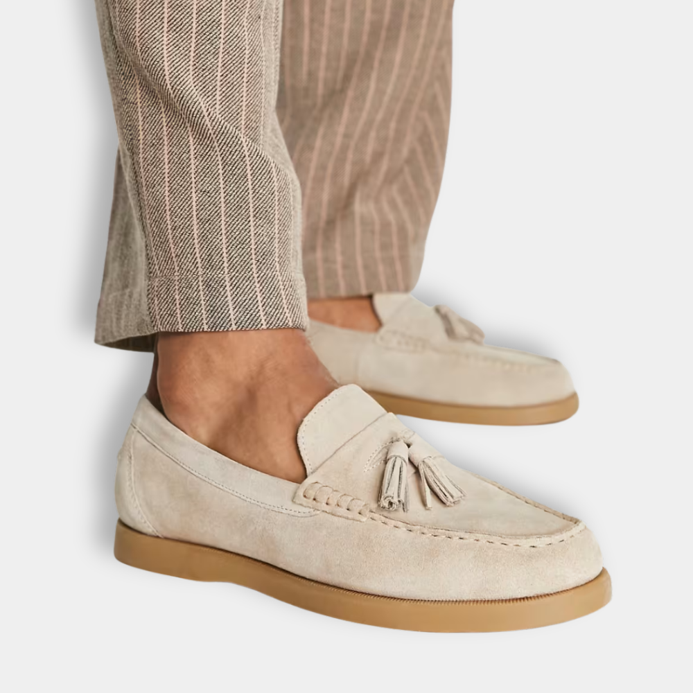 "Mocassins hommes élégants avec pampilles, cuir lisse marron, design épuré pour un style sophistiqué et confortable."